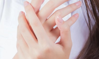 العناية باليدين – أسهل 7 طرق لتقشير اليدين في المنزل