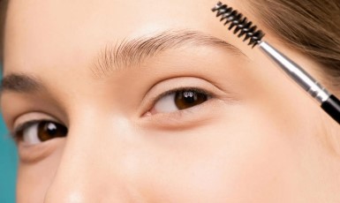أكثر 9 أسباب لتساقط شعر الحواجب
