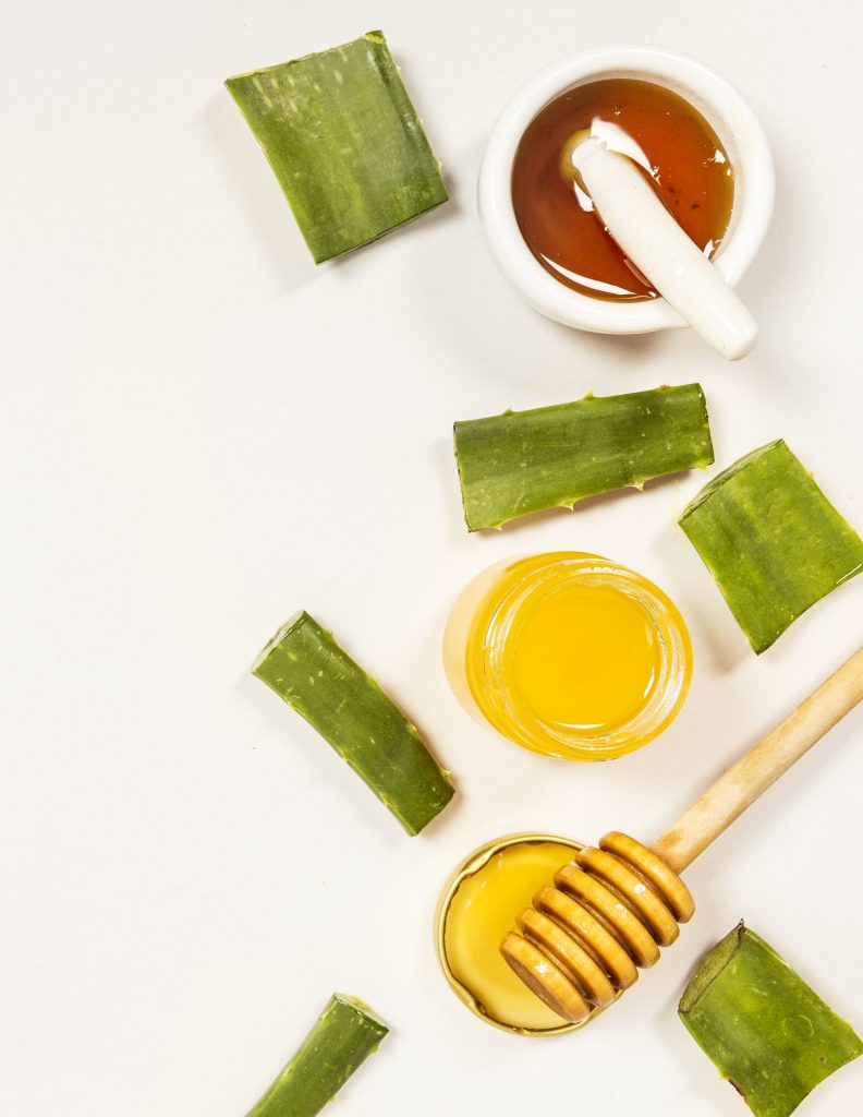 صورة تحوي على الالوفيرا والعسل والليمون ممكن تطبيقهم مع بعضهم والاستفاده من ماسك ممتاز للوجه