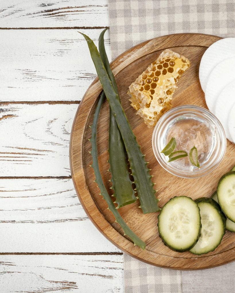 صورة فيها اوراق من الالوفيرا ومواد اخرى منزلية كالخيار توضح انه يمكن دمج الالوفيرا مع مواد اخرى واخذ اكبر فائده