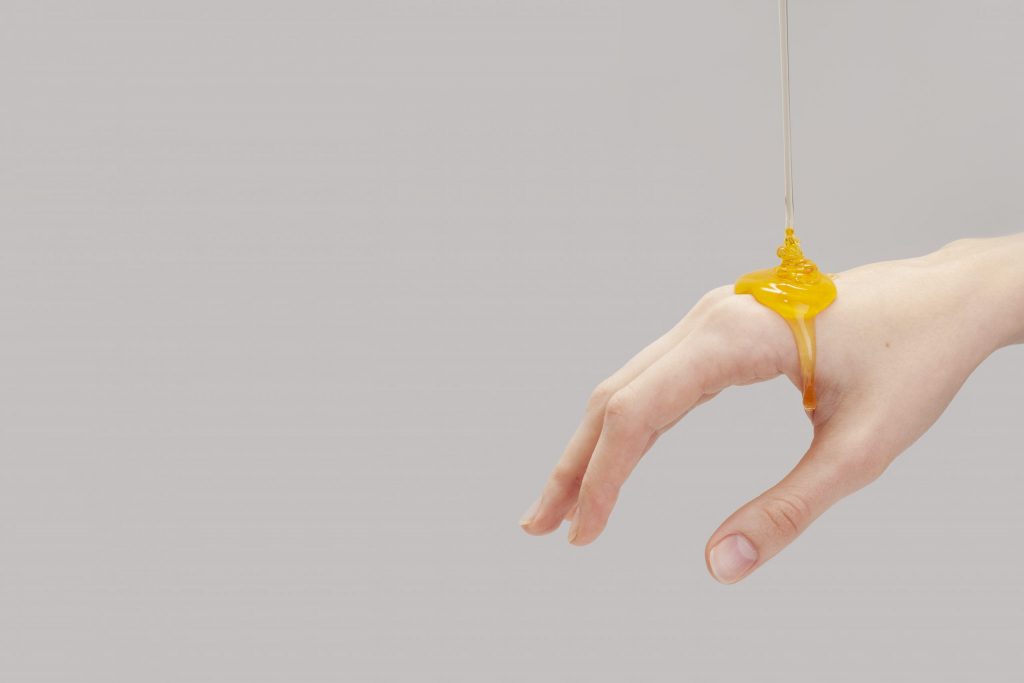 صورة يد عليها كمية من العسل