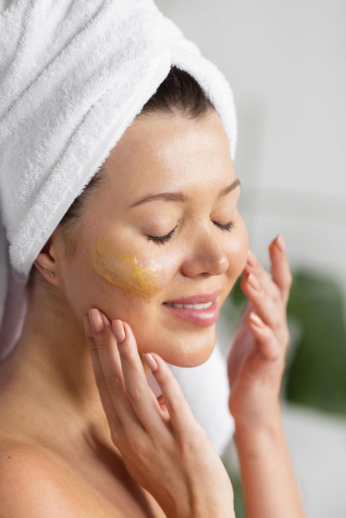 فتاة تضع على بشرة وجهها ماسك من العسل