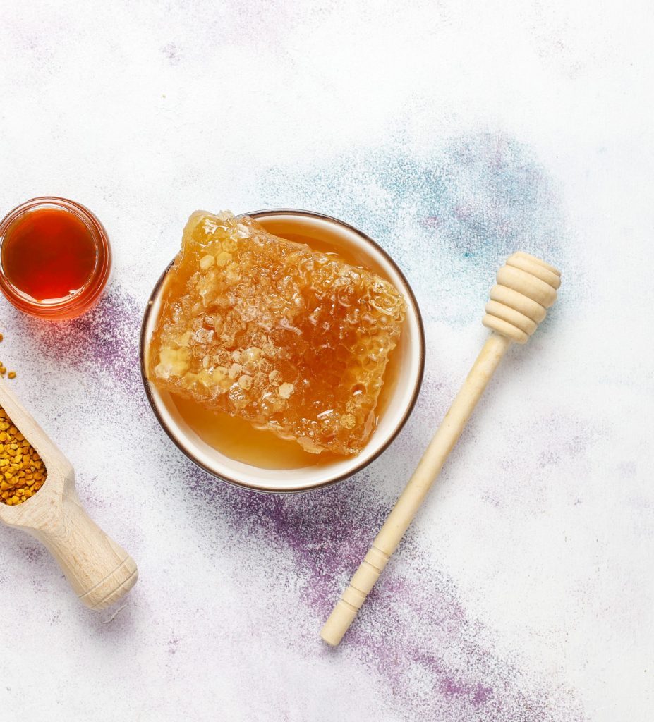 صحن يحوي مكعب من العسل المفيد للوجه